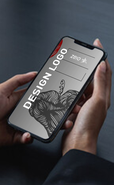 Personne tenant un smartphone avec design de logo.