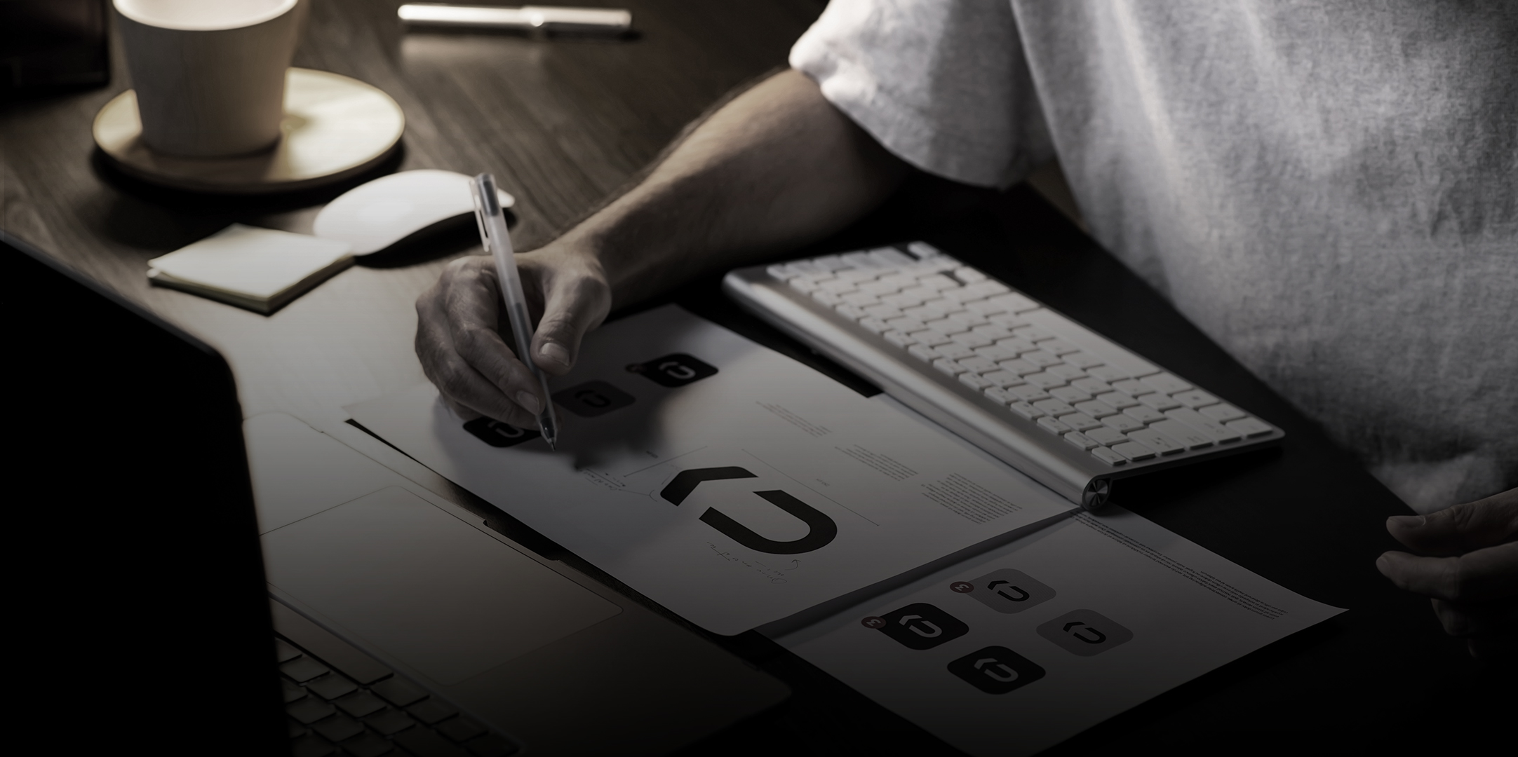 Conception de logo sur bureau, clavier et ordinateur.